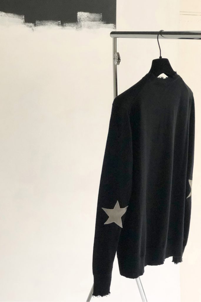 Cashwool fineknitt crewneck pullover met raw edges en leren ster op de ellenboog in zwart