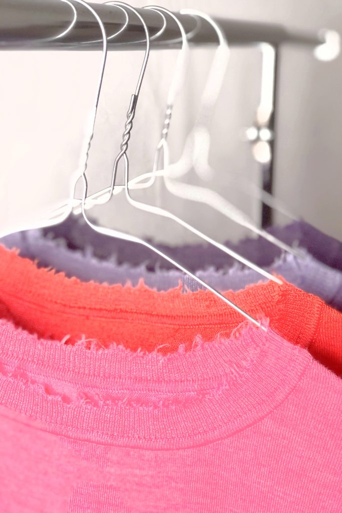 ashwool fineknitt crewneck pullover met raw edges en leren ster-patch op de ellenboog
