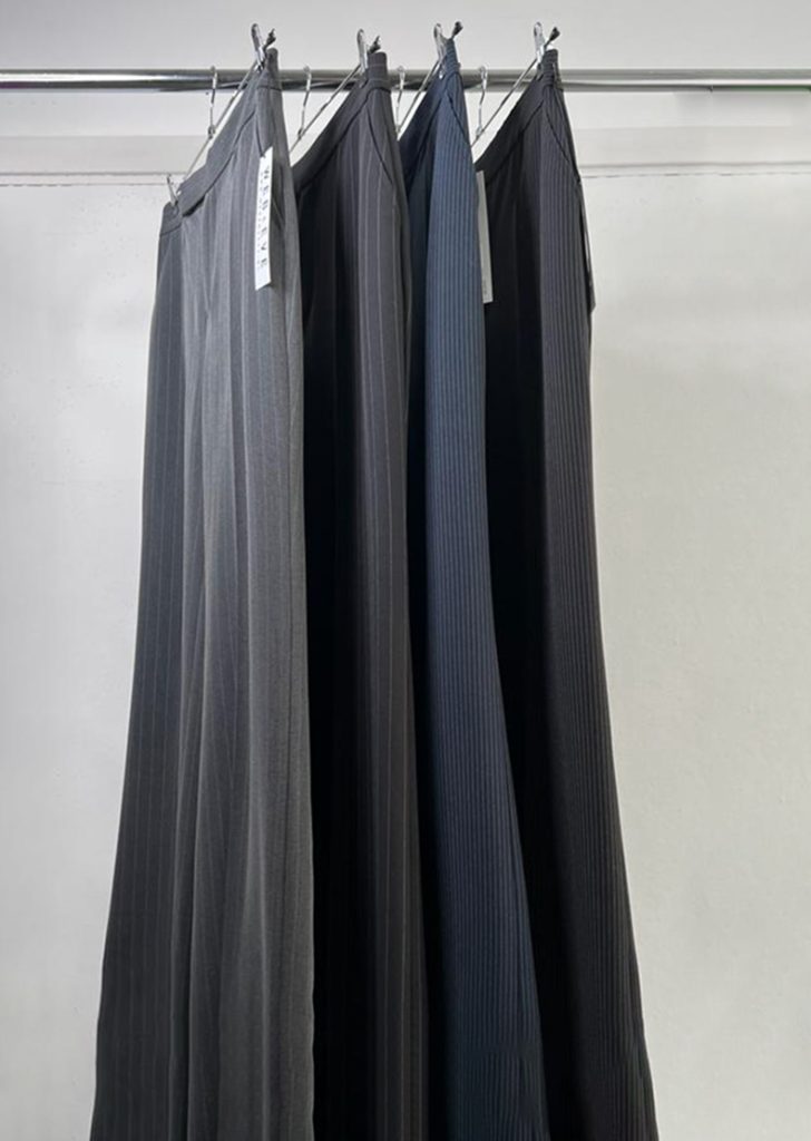 Palazzo pantalon met vergroot pasbereik (elastiek verwerkt in tailleband middenachter) Ook verkrijgbaar in uni zwart