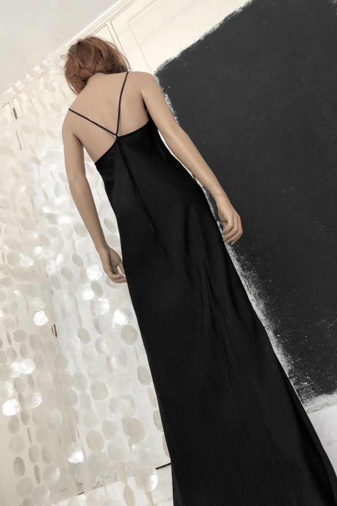 Biaiscut maxidress van gewassen shiny viscose ( drape-neck aan voorzijde)