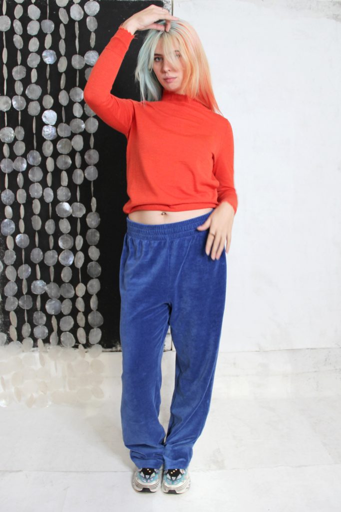 Slouchy trainer Nicky velours kleur blauw + turtleneck pullover oranje