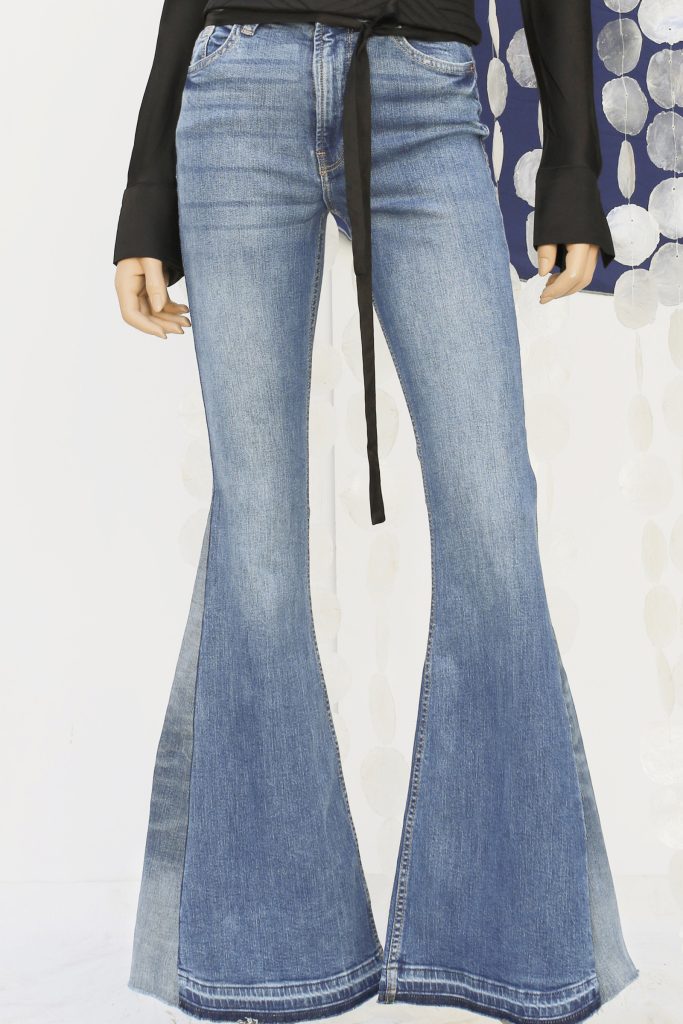 Customized flared jeans met stretch, ingezette punt van vintage jeans