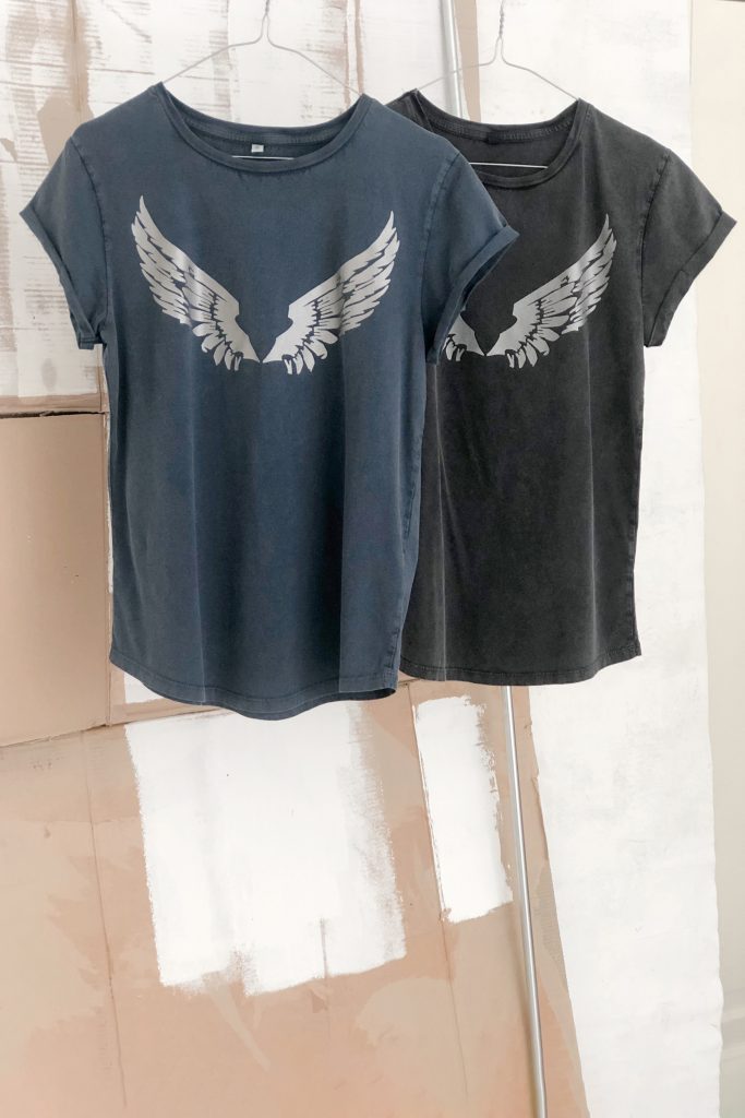 T shirt stonewash women met oud zilveren opdruk angelwing in kleuren jeans blue, black