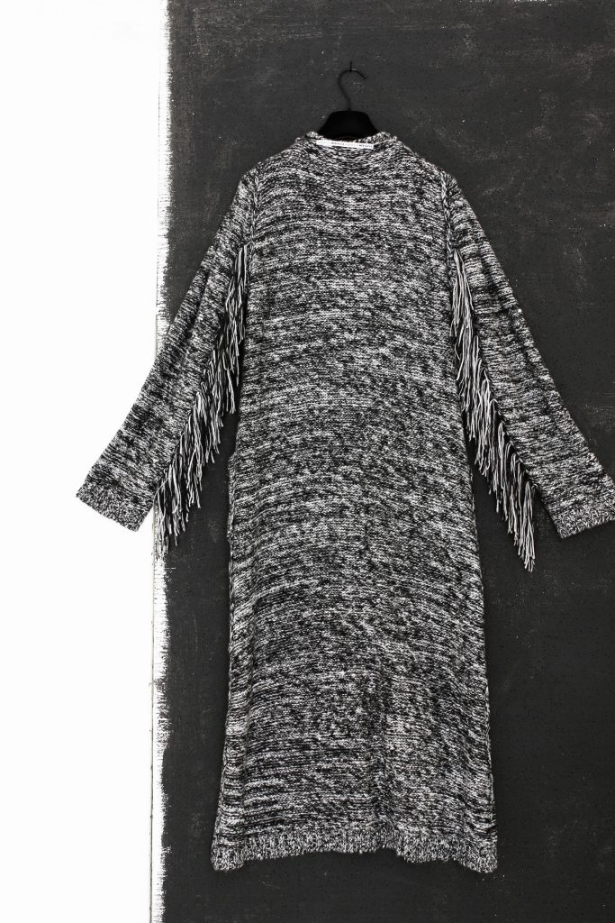 Midi vest boho ( zwart - wit - grijs- melange) met franje