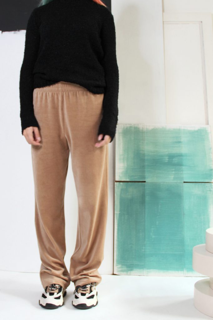 Slouchy trainer Nicky velours kleur camel + crewneck pullover blouclé