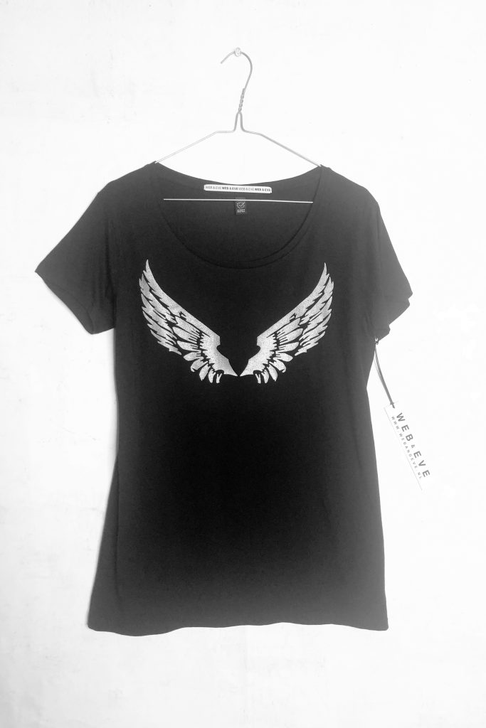 T shirt ronde hals zwart met oud zilveren Angelwing of vleugel opdruk