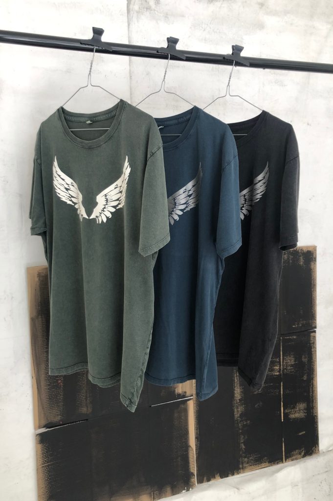 T shirt stonewash met oud zilveren opdruk Angelwing of vleugel, unisex