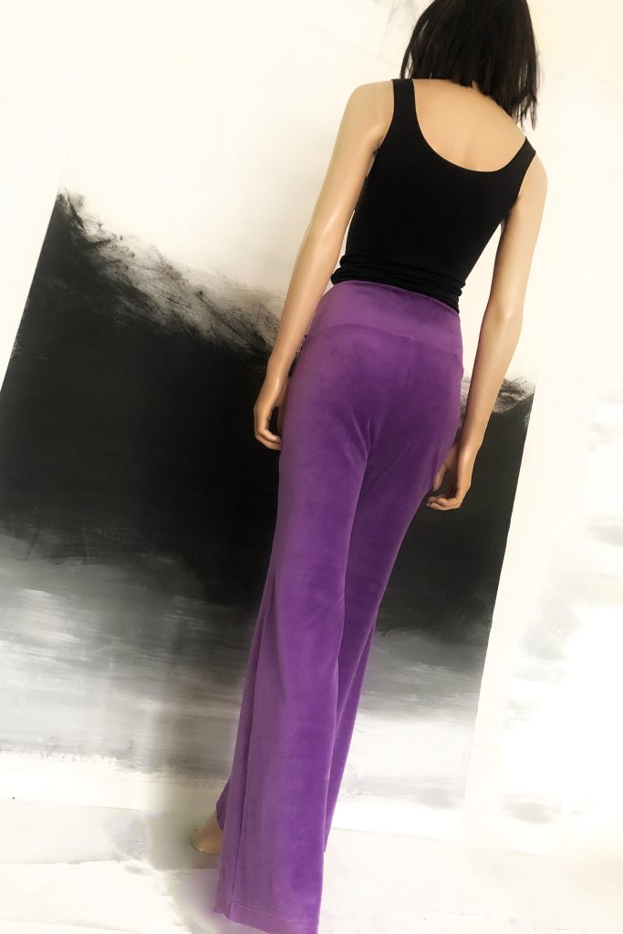 Nicky velours special flare-pants ( flare vanaf halfverwege bovenbeen en flexibel in lengte en taillehoogte ivm de band)